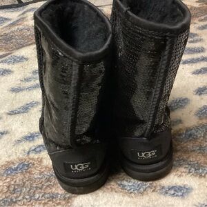 UGG WOMENS BLACK BOOTS.